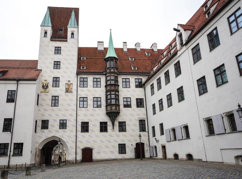 Private Munich Old Town and Historical City Walking Tour - Market Stroll and Local Atmosphere