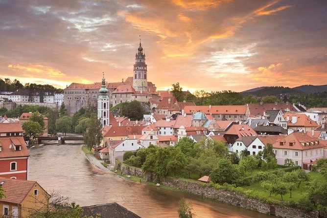 Private One-Way Sightseeing Trip From Vilshofen to Prague Via Cesky Krumlov - A private journey with a scenic stop in Cesky Krumlov between Vilshofen and Prague