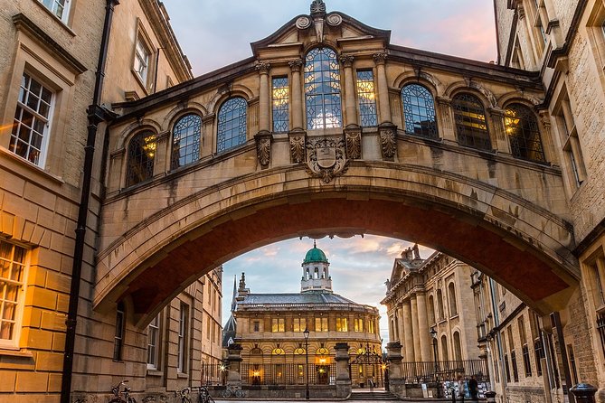 Private One Way Transfer: London to Oxford / Oxford to London - Effortless Private Transfers Between London and Oxford for Groups Up to Four