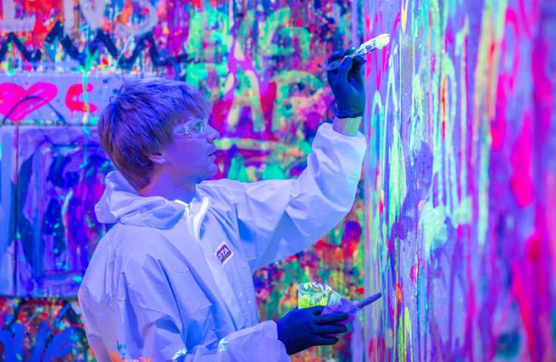 Private Paint Therapy Experience in NY (Neon Light) - Key Points