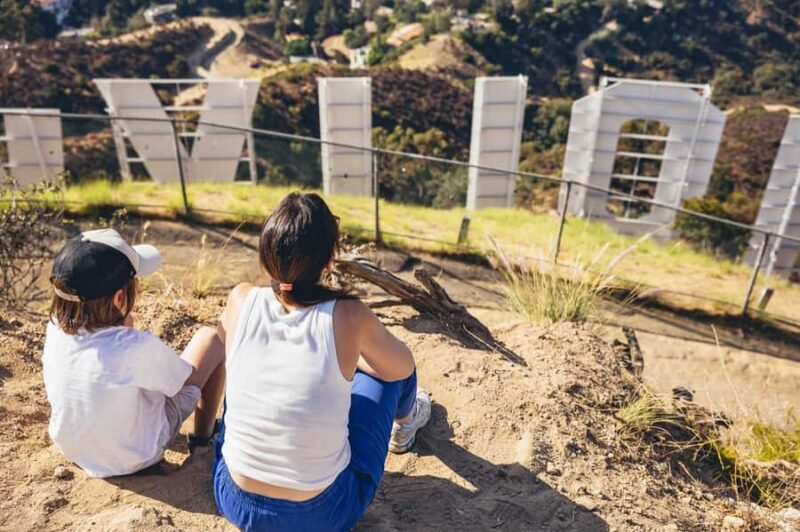 Private photoshoot at the Hollywood Sign (French or English) - Scenic Hollywood Sign Hike with Professional Photos and Bilingual Guide