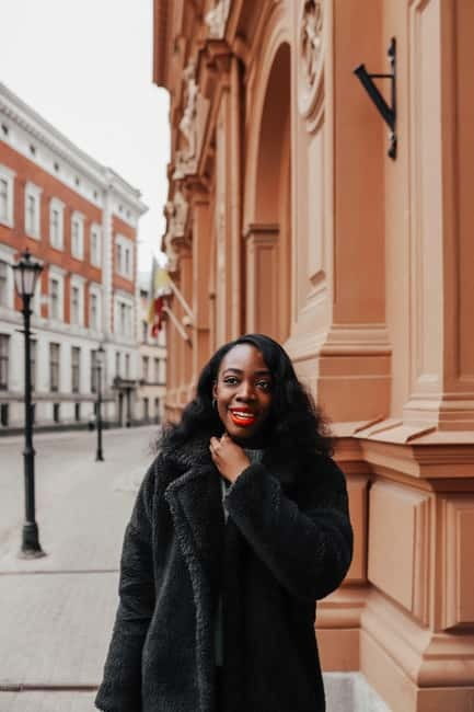 Private Photoshoot in Riga 45min with exploration - Starting at the House of the Black Heads for a Scenic Photoshoot