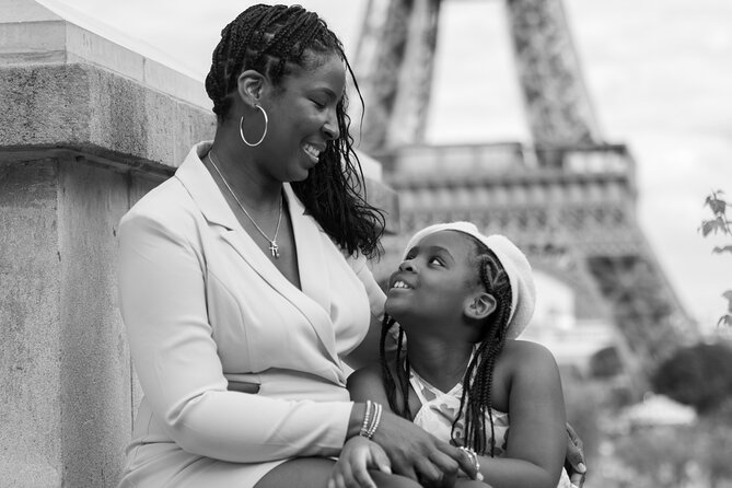 Private Photoshoot with the Iconic Eiffel Tower in Paris - The Experience with a Bilingual Local Guide