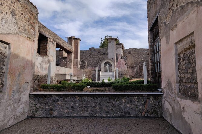 Private Pompeii Tour with Fast-Entrance Tickets to the Ruins & Exclusive Guide - Why This Tour Excels: Knowledgeable Guides and Personalized Experience