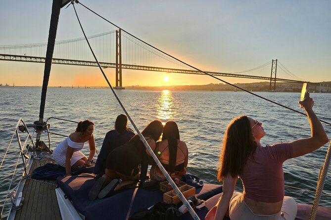 Private Relaxing Sunset Tour along the Tagus River - Key Points