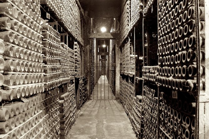 Private Rioja wine tasting tour with local lunch - Savoring a Authentic Basque Meal in a Local Restaurant