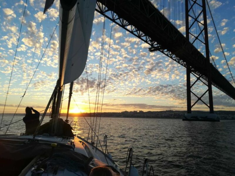 Private Romantic cruise with sparkling wine- 2-Hour- Lisbon - The Skippers and Guides