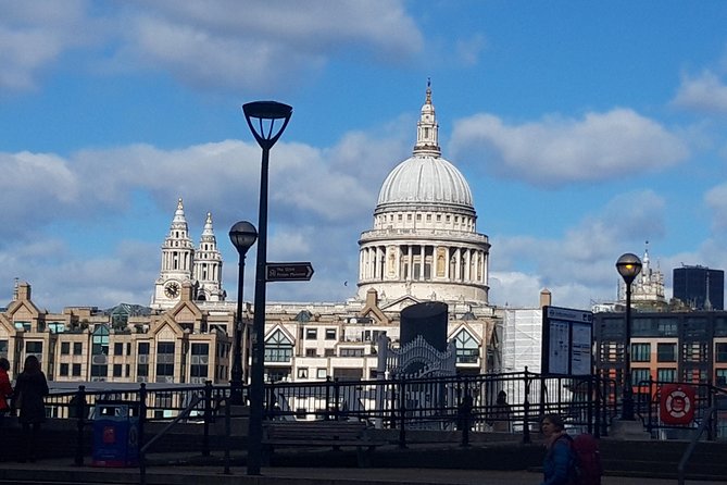 Private Round Trip Transfer from Heathrow Airport to London City - How the Service Tracks Flights and Adjusts for Delays