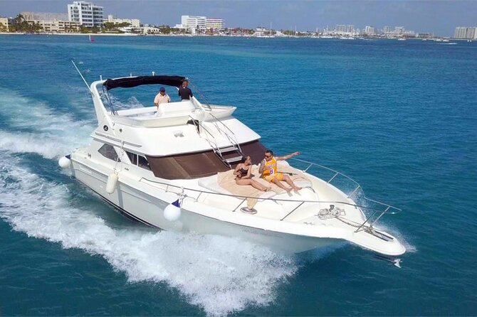 Private SeaRay 47ft Yacht Rental Cancun 23P6 - Decor and Crew Service