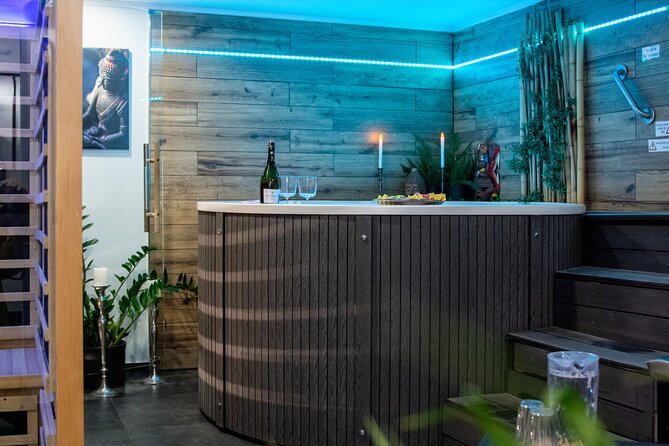 Private Spa with Jacuzzi and Sauna - Included Luxuries: Prosecco, Fruits, and Refreshments