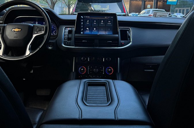 Private SUV Transfer from O'Hare Midway Airport to Chicago - Optimal for Business and Leisure Travelers