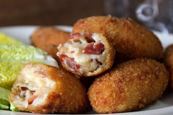 Private Tapas Walking Tour in Barcelona Old Town and Flamenco Show - Start at Plaça Catalunya: The Meeting Point for a Cultural Evening