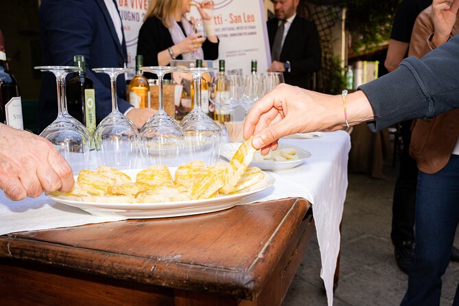 Private tasting of organic wines in the cellar in Arezzo - Touching and Tasting Waste Materials