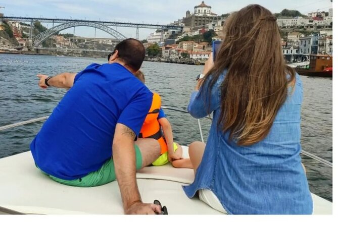 Private Tour 1h: Foz, Ribeira and Pte. D.luis, group price up to 6px - Discover Portos Riverside Charm on a Private 1-Hour Boat Tour