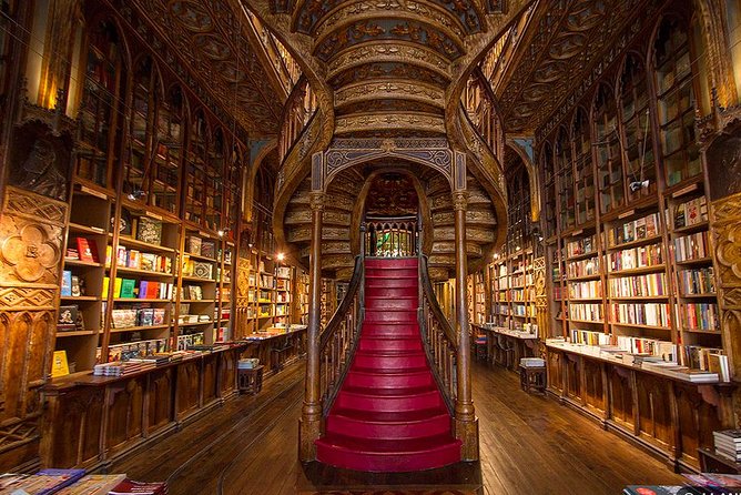 Private tour 2 days from 1 to 8 people to Porto - Aveiro- Nazaré- Óbidos - Exploring Óbidos’ medieval charm