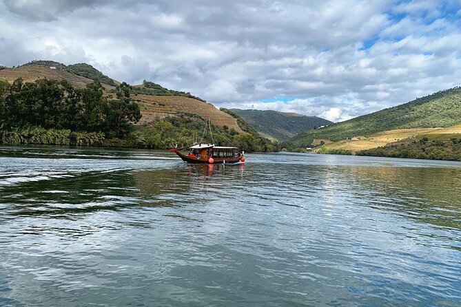 Private Tour - Viewing the Douro from a Traditional Rabelo Boat