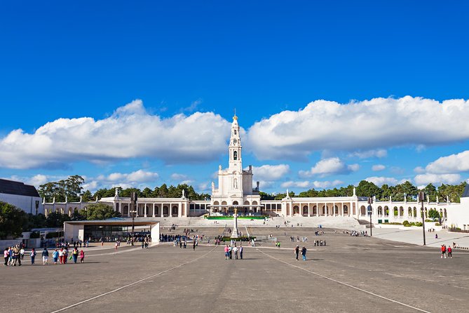 Private Tour Fátima, Batalha, Nazaré E Óbidos - Visiting the Basilica of the Holy Trinity in Fatima