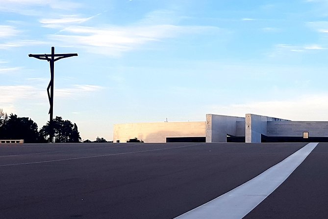 Private Tour Fatima, Nazaré, Batalha and Óbidos - The Medieval Streets of Óbidos and Literary Recognition