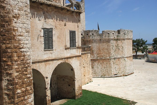 Private tour guide Conversano, the history of ancient Norba a few steps from the sea - Discovering Castello Aragonese from Outside