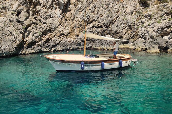 Private tour in a typical Capri boat - Passing the Faraglioni and Natural Arch