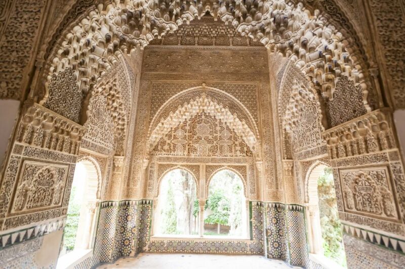 Private tour in all complete complex of Alhambra with ticket - The Guides Expertise and Interaction Style