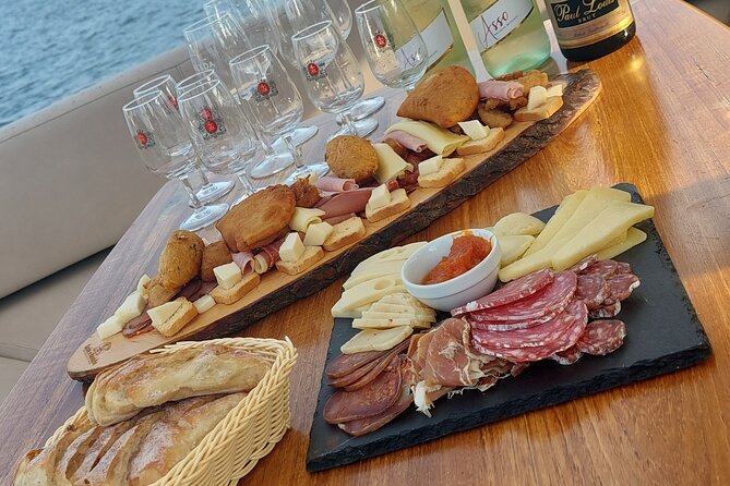 Private Tour in Douro, with tasting,on a Yacht for up to 5 People - Key Points