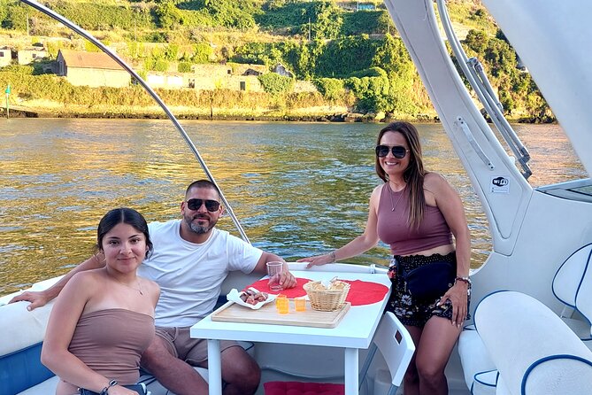 Private Tour in Douro, with tasting,on a Yacht for up to 5 People - Sunset Views and the Charm of Foz do Douro