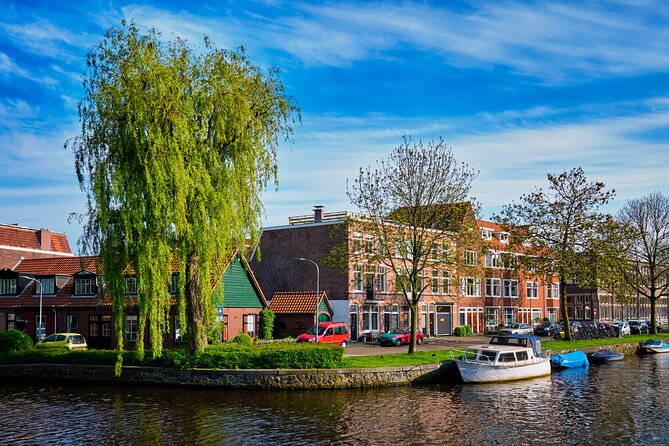 Private Tour in The Hague with a local with food tasting - Value and Booking Considerations