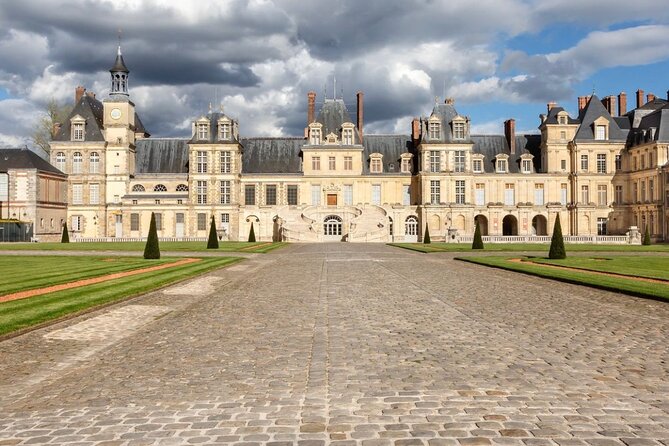Private tour of the Great Christmas of Vaux le Vicomte and Fontainebleau - Exploring Vaux le Vicomte’s Christmas Decorations