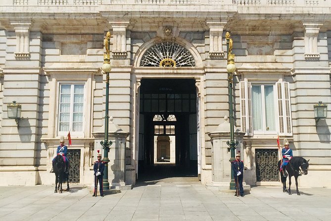 Private tour of the royal palace, private guide, fast entrance and pick up at the hotel. - Logistics and Accessibility