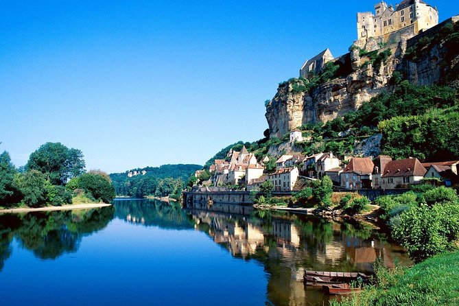 Private Tour : Prehistoric Cave and Castle by EXPLOREO SARLAT - A Scenic Stop at La Roque-Gageac