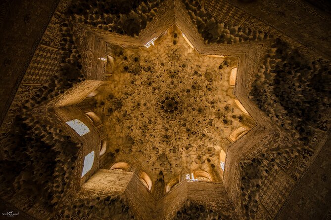 Private Tour to The Alhambra with Nasrid Palaces in Granada - Highlights of the Itinerary: The Nasrid Palaces, Alcazaba, and Gardens