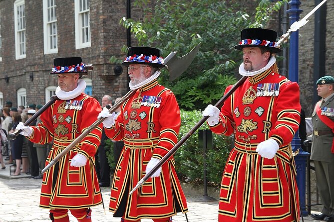 Private Tours: Tower of London Beefeater Meet Greet Crown Jewels - Key Points