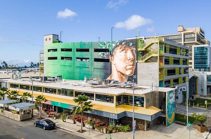 Private Town Tour with a Local from Honolulu to Diamond Head - Driving Around Diamond Head and Visiting Fort Ruger Market