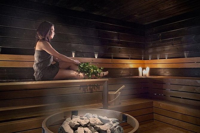 Private Traditional Lakeside Sauna with Midnight Sun - Key Points