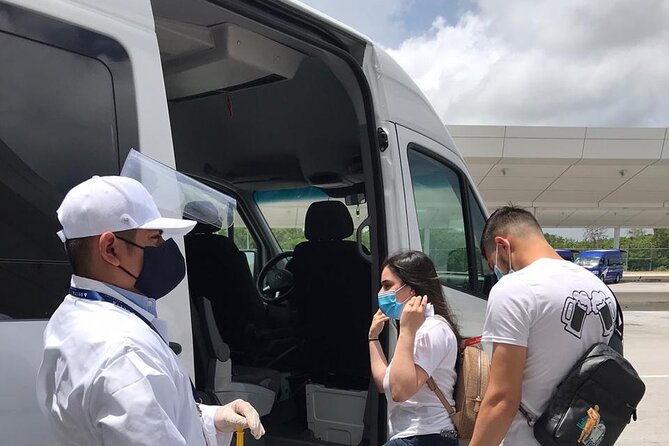 Private Transfer- Airport-Hotel Cancun Up 1 to 5 Passengers - Comfort and Safety in an Air-Conditioned Vehicle