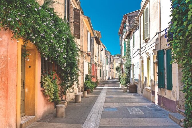 Private transfer by car from Marseille Airport to/from Arles - Key Points