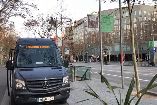 Private Transfer from Barcelona city to Harbor up to 15 people - Key Points