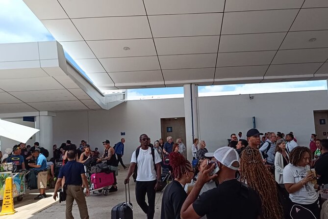 Private Transfer from Cancun Airport to Cancun Hotels 1-7 People - Communication and Customer Service via WhatsApp