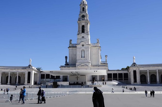 Private Transfer from Lisbon to Porto with Sightseeing Tour - Witnessing the Power of the Waves at Nazaré