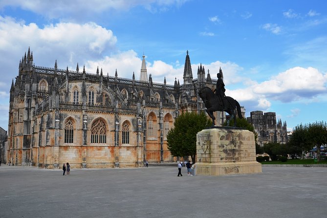 Private Transfer Lisbon-Porto with 2 (two) visits - Coimbra and the Oldest University of Portugal