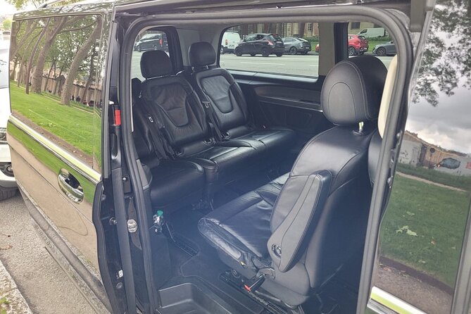 Private Transfer Paris from and to Airport (CDG, Orly, Beauvais) - Flexibility and Reliability in Flight Delays