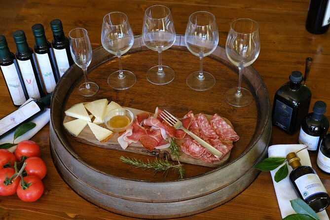 Private Tuscan Lunch with Wine & Evo oil tasting in the Vineyard - The Experience’s Focus on Sustainability and Tradition