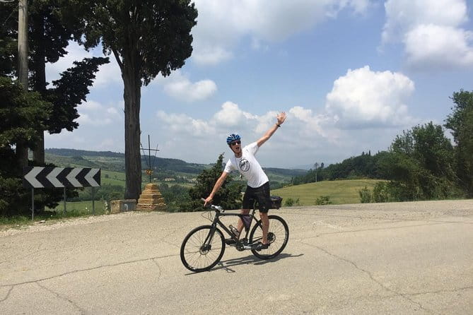 Private Tuscany Sunset Bike Tour - The Role of the Tour Guides