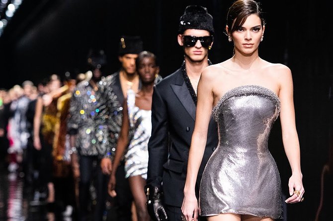 Private visit to a fashion showroom - Meeting a Skilled Stylist: Insights and Personal Attention