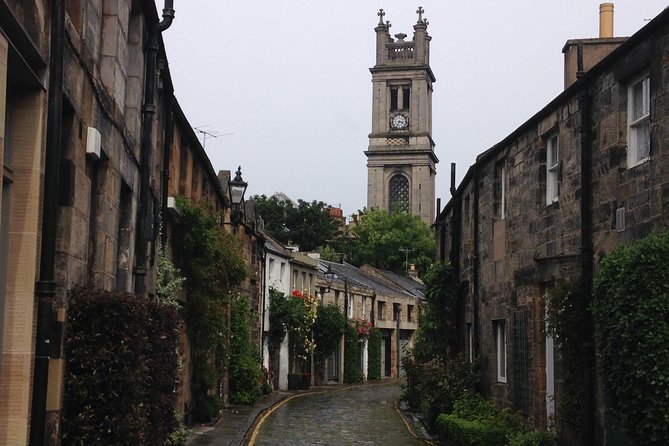 Private Walk: Edinburgh Old Town and New Town - Exploring Edinburgh’s Old Town: From Castle Views to Hidden Alleys