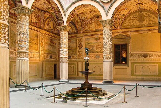 PRIVATE Walking Tour around Medici Family - Palazzo Vecchio and the Vasari Corridor