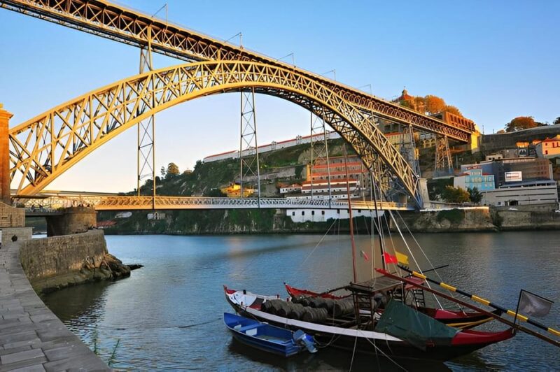 Private Walking Tour, highlights and secrets of Porto - Visiting Iconic Sites: São Bento Station and the City Hall