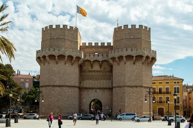 PRIVATE Walking Tour Historical Center with Local Expert - Savor Valencian Food at Central Market