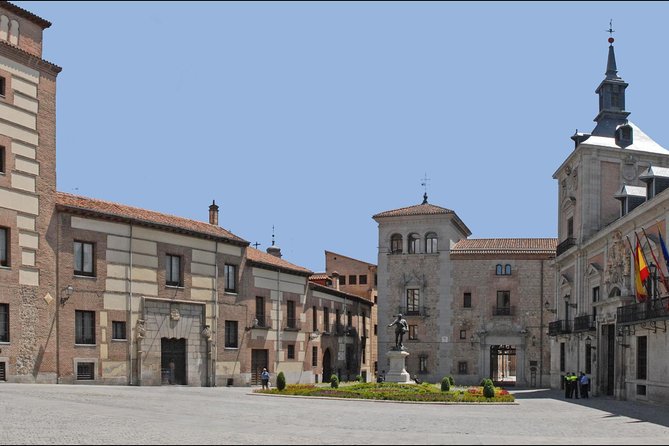 Private walking tour Madrid: Secrets and must - Experiencing the Vibrant Heart of Madrid at Puerta del Sol